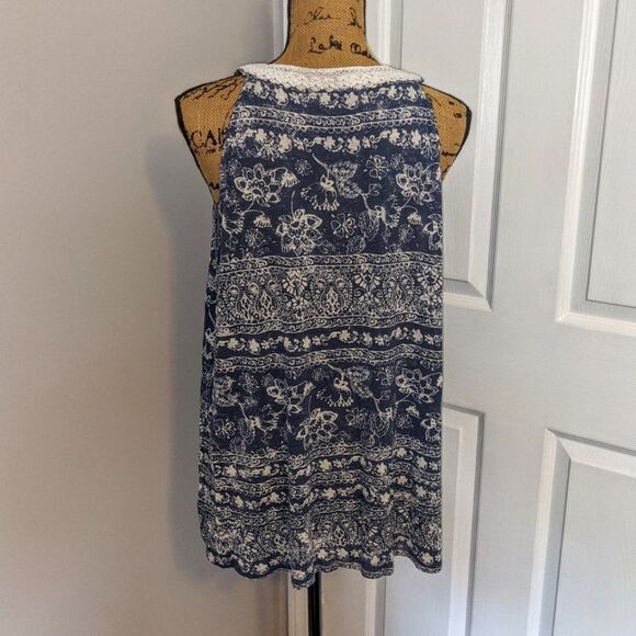 Blue and white crochet tank top - Picture 3 of 4